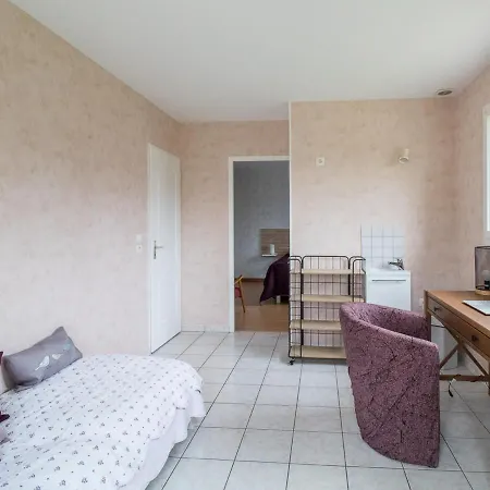 Holiday home Gite Nebouzat, 4 Pieces, 6 Personnes - Fr-1-630-278 Nebouzat